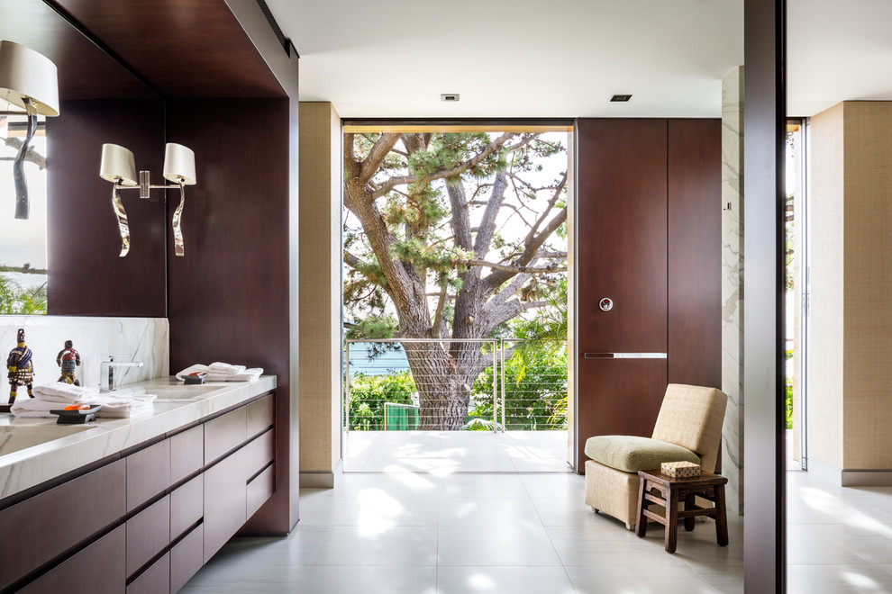 Exemple d'une grande salle de bain principale rétro en bois brun avec un placard à porte plane, un mur marron, un lavabo intégré et un plan de toilette en marbre.