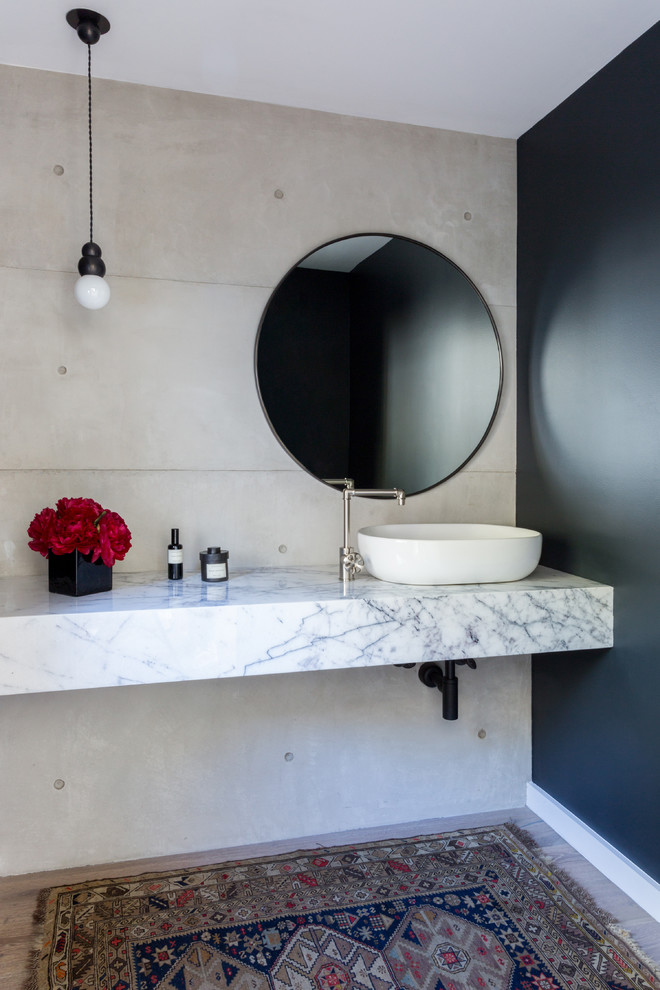Modelo de cuarto de baño contemporáneo con paredes negras, lavabo sobreencimera y encimeras blancas