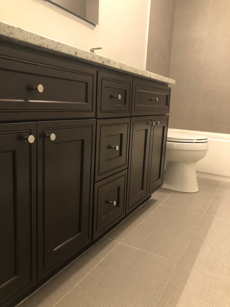 Idées déco pour une petite salle de bain moderne en bois foncé avec un placard avec porte à panneau surélevé, WC séparés, un carrelage gris, des carreaux de porcelaine, un mur gris, un sol en carrelage de porcelaine, un lavabo encastré, un plan de toilette en granite, un sol gris et une cabine de douche à porte battante.