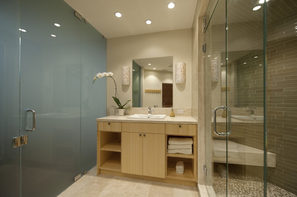Esempio di una stanza da bagno design con lavabo da incasso, nessun'anta, ante in legno chiaro, doccia alcova e piastrelle grigie