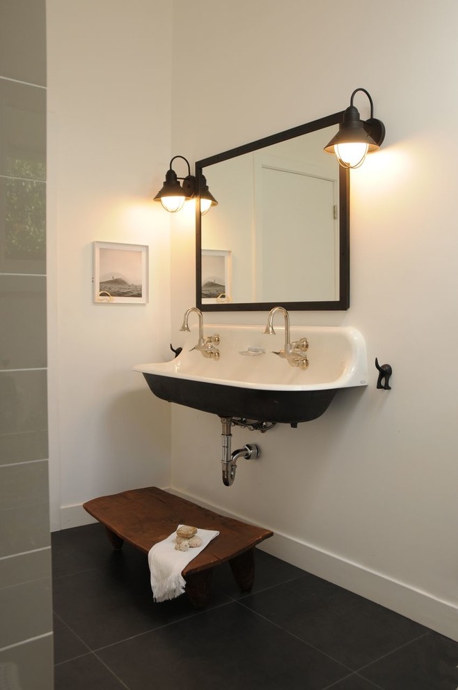 Cette photo montre une salle de bain tendance pour enfant avec une grande vasque, un carrelage gris, des carreaux de porcelaine et un mur blanc.