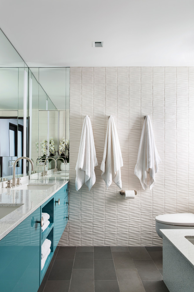 Foto di una stanza da bagno padronale contemporanea con ante lisce, ante turchesi, pareti bianche, lavabo sottopiano e pavimento grigio