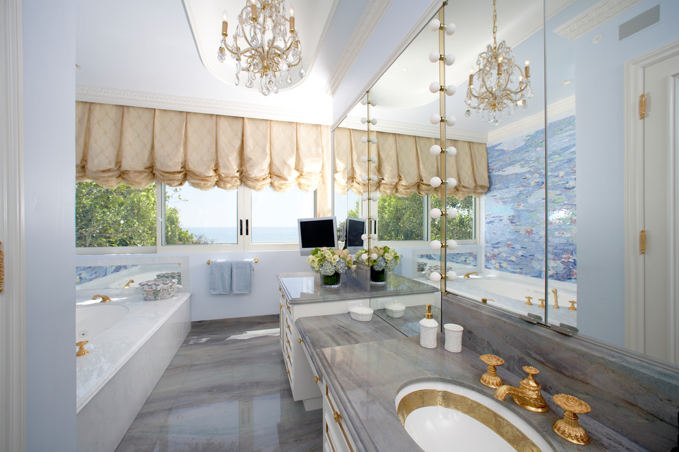 Ispirazione per una grande stanza da bagno padronale classica con ante bianche, vasca ad angolo, piastrelle multicolore, piastrelle di vetro e pareti blu