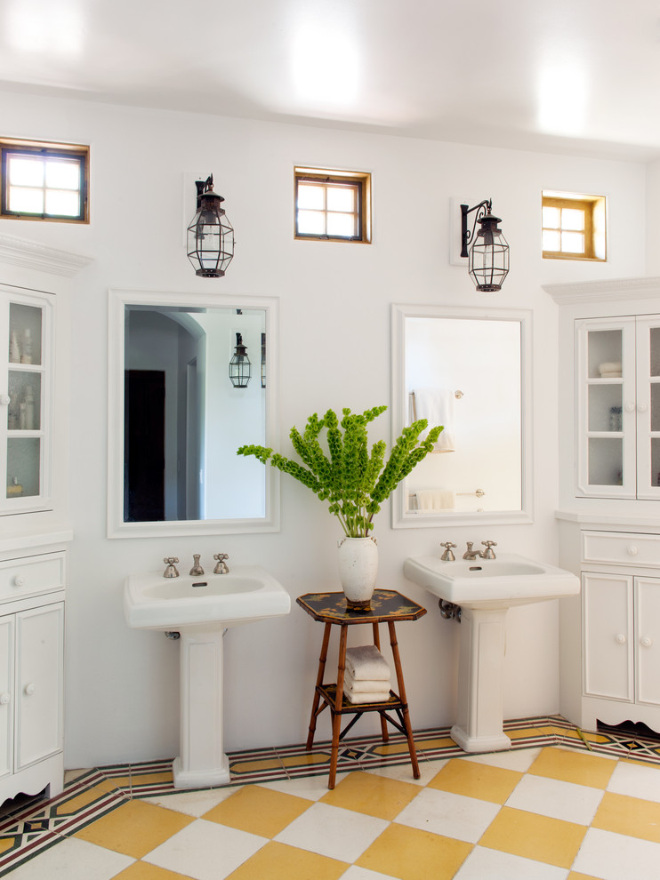 Пример оригинального дизайна: ванная комната в средиземноморском стиле с белыми стенами и раковиной с пьедесталом