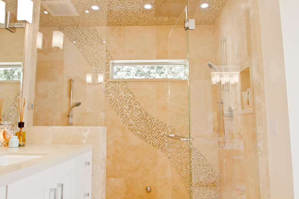 Idée de décoration pour une salle de bain design avec un placard à porte shaker, des portes de placard blanches, un plan de toilette en quartz modifié, un carrelage multicolore, un mur beige et un sol en travertin.