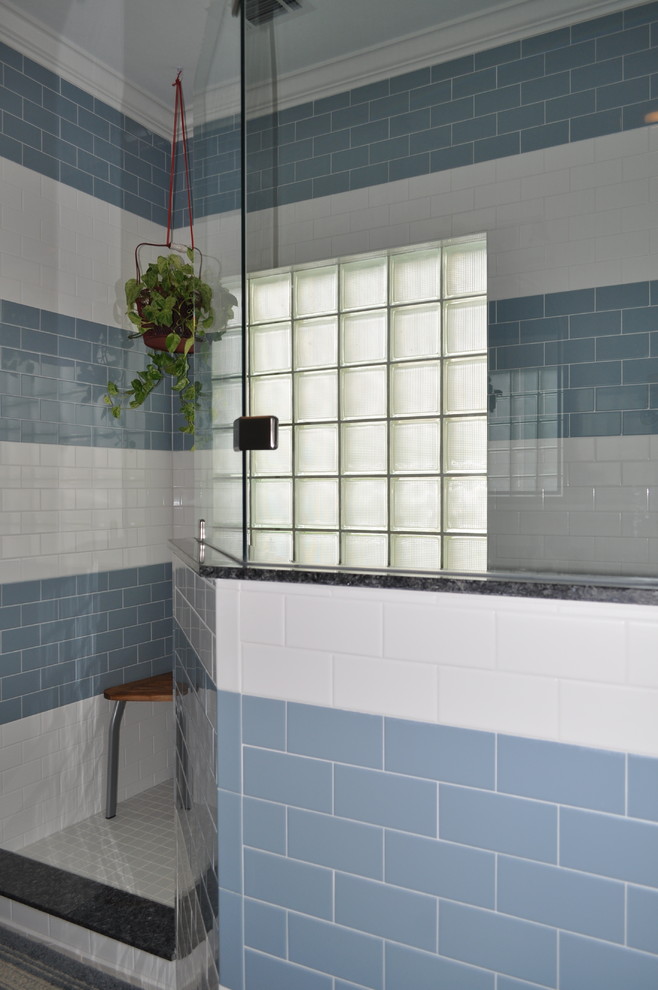 Inspiration pour une grande salle de bain principale vintage avec un placard avec porte à panneau encastré, des portes de placard blanches, une douche d'angle, un mur multicolore, un lavabo encastré et aucune cabine.