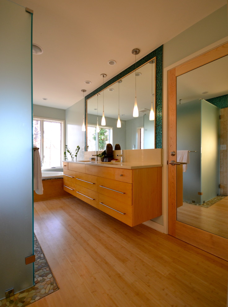 リッチモンドにあるコンテンポラリースタイルのおしゃれな浴室 (フラットパネル扉のキャビネット、中間色木目調キャビネット、緑のタイル、モザイクタイル) の写真
