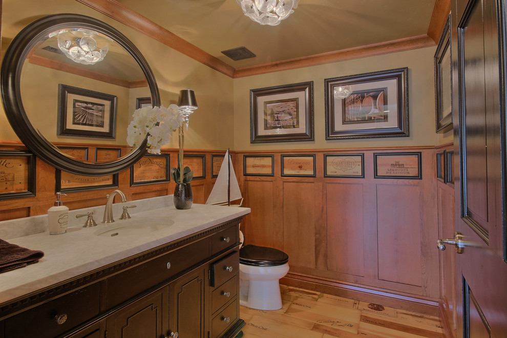 Modelo de cuarto de baño bohemio pequeño con lavabo encastrado, encimera de madera, ducha esquinera, sanitario de dos piezas, baldosas y/o azulejos multicolor, baldosas y/o azulejos de piedra y paredes beige