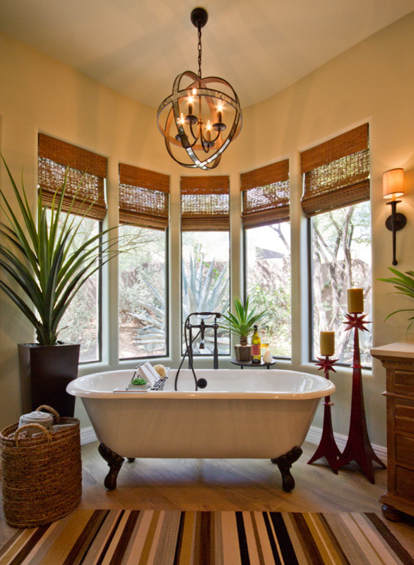 Idéer för stora amerikanska en-suite badrum, med luckor med infälld panel, skåp i slitet trä, ett fristående badkar, en dusch i en alkov och klinkergolv i porslin