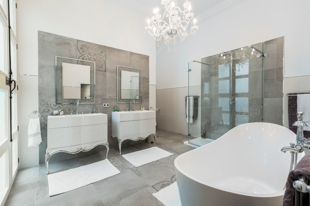 Immagine di una grande stanza da bagno padronale tradizionale con ante bianche, vasca freestanding, doccia alcova, pareti bianche, lavabo integrato e ante lisce