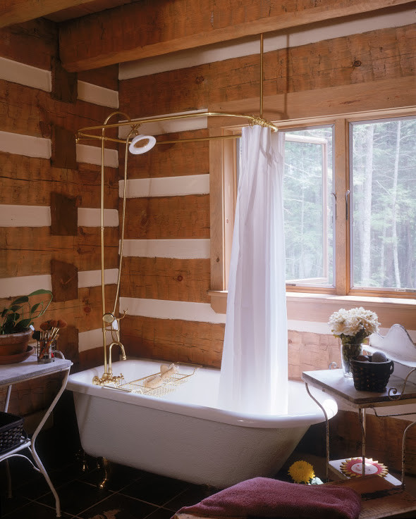 Foto de cuarto de baño principal rústico de tamaño medio con bañera con patas, combinación de ducha y bañera y suelo de madera en tonos medios