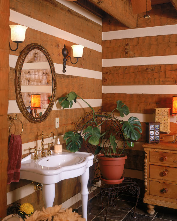 Inspiration för mellanstora rustika en-suite badrum, med ett piedestal handfat, möbel-liknande, skåp i mellenmörkt trä, ett badkar med tassar, en dusch/badkar-kombination och klinkergolv i keramik