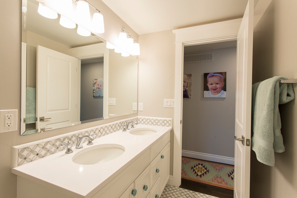 Пример оригинального дизайна: детская ванная комната среднего размера в стиле неоклассика (современная классика) с фасадами с выступающей филенкой, белыми фасадами, душем в нише, раздельным унитазом, серой плиткой, плиткой кабанчик, серыми стенами, полом из мозаичной плитки, врезной раковиной, столешницей из искусственного кварца, белым полом и душем с раздвижными дверями