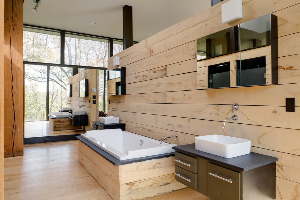 Ejemplo de cuarto de baño rectangular moderno con lavabo sobreencimera