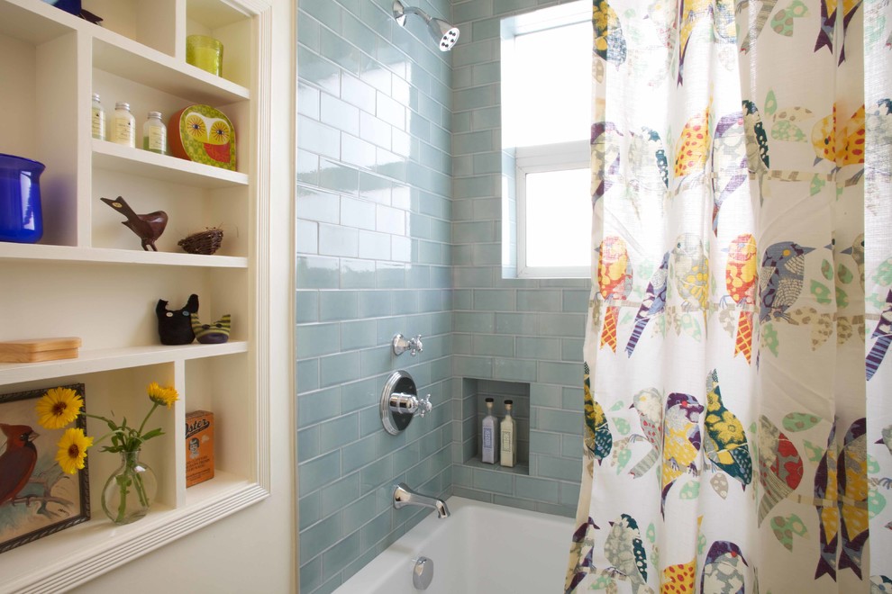 Источник вдохновения для домашнего уюта: ванная комната в стиле шебби-шик с ванной в нише, душем над ванной, синей плиткой и плиткой кабанчик