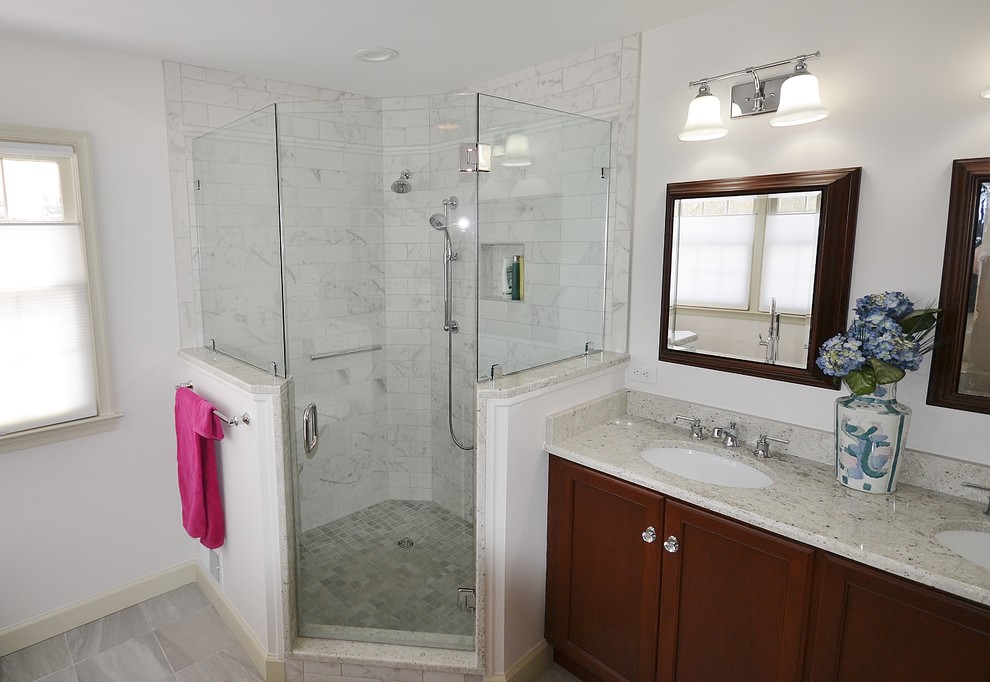 Свежая идея для дизайна: большая главная ванная комната в стиле неоклассика (современная классика) с фасадами с утопленной филенкой, темными деревянными фасадами, отдельно стоящей ванной, угловым душем, унитазом-моноблоком, белой плиткой, керамической плиткой, белыми стенами, полом из керамической плитки, накладной раковиной, столешницей из гранита, бежевым полом, душем с распашными дверями и белой столешницей - отличное фото интерьера