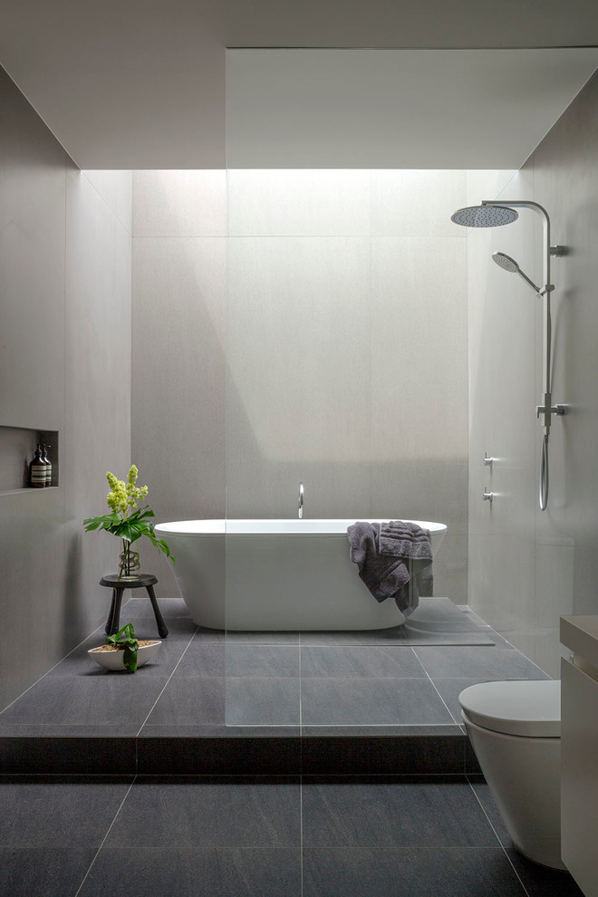 Foto di una stanza da bagno moderna con vasca freestanding, doccia aperta e doccia aperta