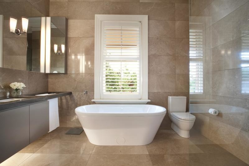 Inspiration för mycket stora klassiska en-suite badrum, med ett undermonterad handfat, släta luckor, marmorbänkskiva, ett fristående badkar, en öppen dusch, en vägghängd toalettstol, brun kakel, stenkakel, grå väggar, marmorgolv och grå skåp