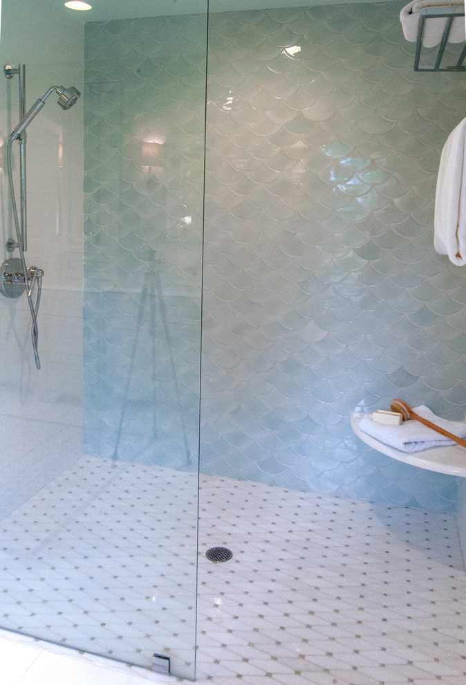 Exempel på ett stort klassiskt en-suite badrum, med släta luckor, blå skåp, ett fristående badkar, en kantlös dusch, en toalettstol med hel cisternkåpa, flerfärgad kakel, stenkakel, blå väggar, marmorgolv, ett undermonterad handfat och bänkskiva i kvarts