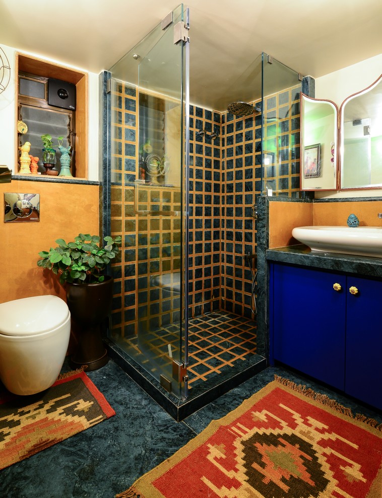 Idee per una stanza da bagno con doccia boho chic con ante lisce, ante blu, doccia ad angolo, WC monopezzo, pareti arancioni, lavabo a bacinella, pavimento blu, porta doccia a battente e top blu