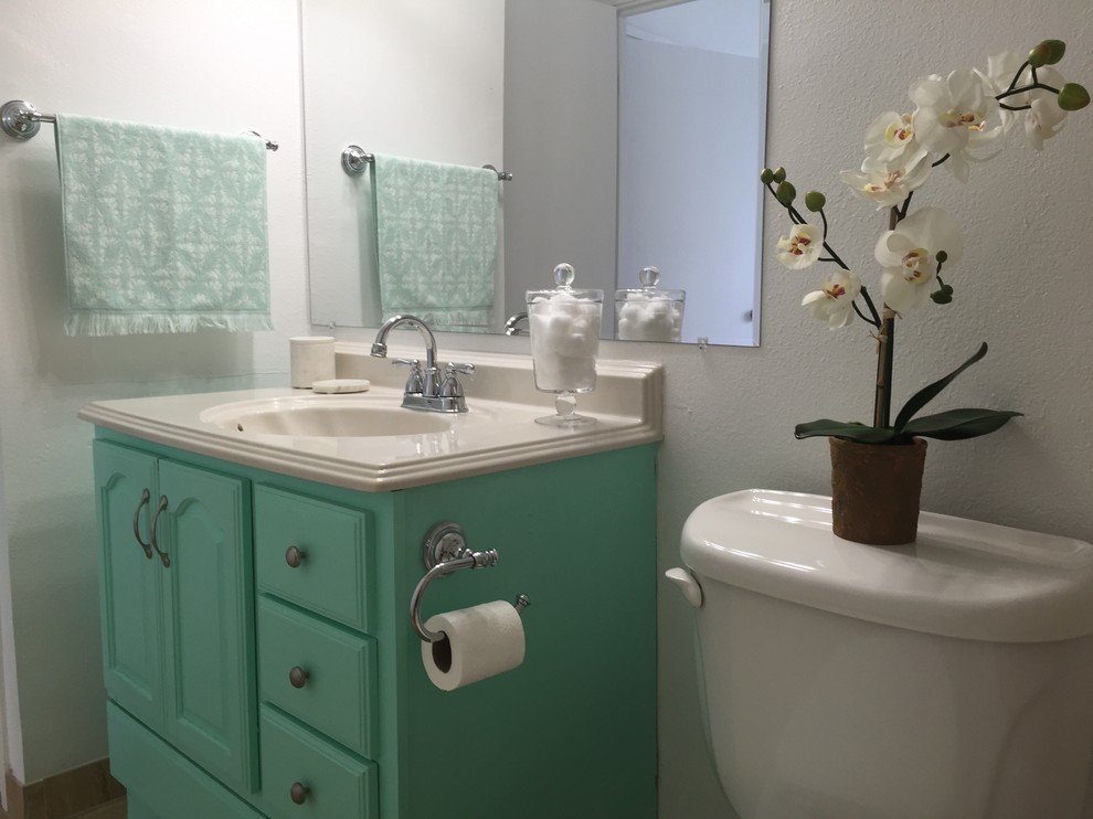 Idée de décoration pour une petite salle de bain marine avec un placard en trompe-l'oeil, des portes de placard blanches, une baignoire posée, un combiné douche/baignoire, WC séparés, un carrelage blanc, des carreaux de céramique, un mur blanc, un sol en carrelage de céramique, un lavabo intégré et un plan de toilette en marbre.