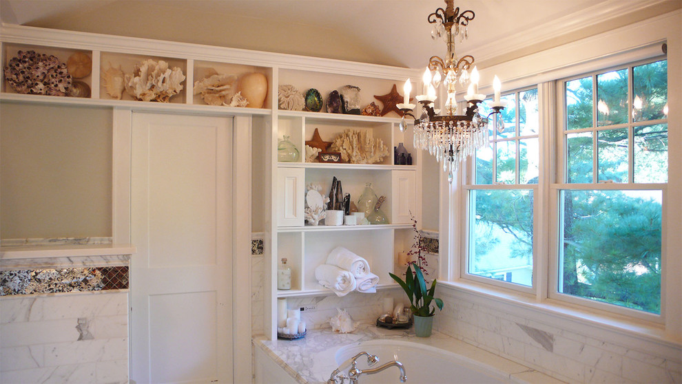 Inredning av ett klassiskt mellanstort en-suite badrum, med möbel-liknande, vita skåp, ett undermonterat badkar, en dusch i en alkov, en toalettstol med hel cisternkåpa, vit kakel, marmorkakel, grå väggar, marmorgolv, ett nedsänkt handfat, marmorbänkskiva, vitt golv och dusch med gångjärnsdörr