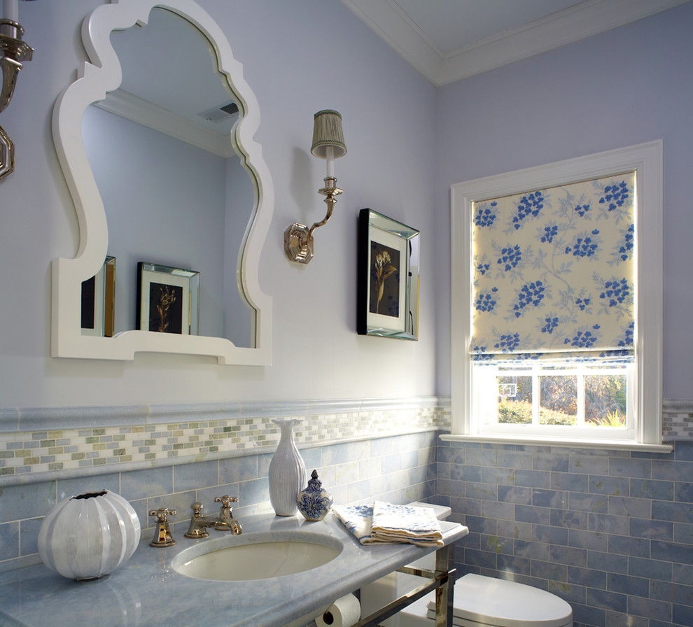 Пример оригинального дизайна: ванная комната среднего размера в стиле неоклассика (современная классика) с фасадами островного типа, унитазом-моноблоком, синей плиткой, плиткой кабанчик, темным паркетным полом, врезной раковиной, фиолетовыми стенами и душевой кабиной