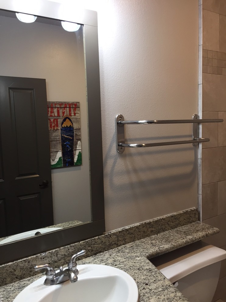 Esempio di una piccola stanza da bagno padronale design con ante in stile shaker, ante grigie, doccia aperta, WC a due pezzi, piastrelle grigie, piastrelle in gres porcellanato, pavimento in vinile, lavabo da incasso e top in granito