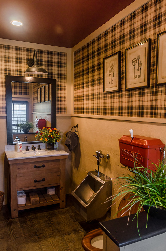 Mittelgroßes Landhausstil Badezimmer mit hellbraunen Holzschränken, Urinal, dunklem Holzboden und verzierten Schränken in New York