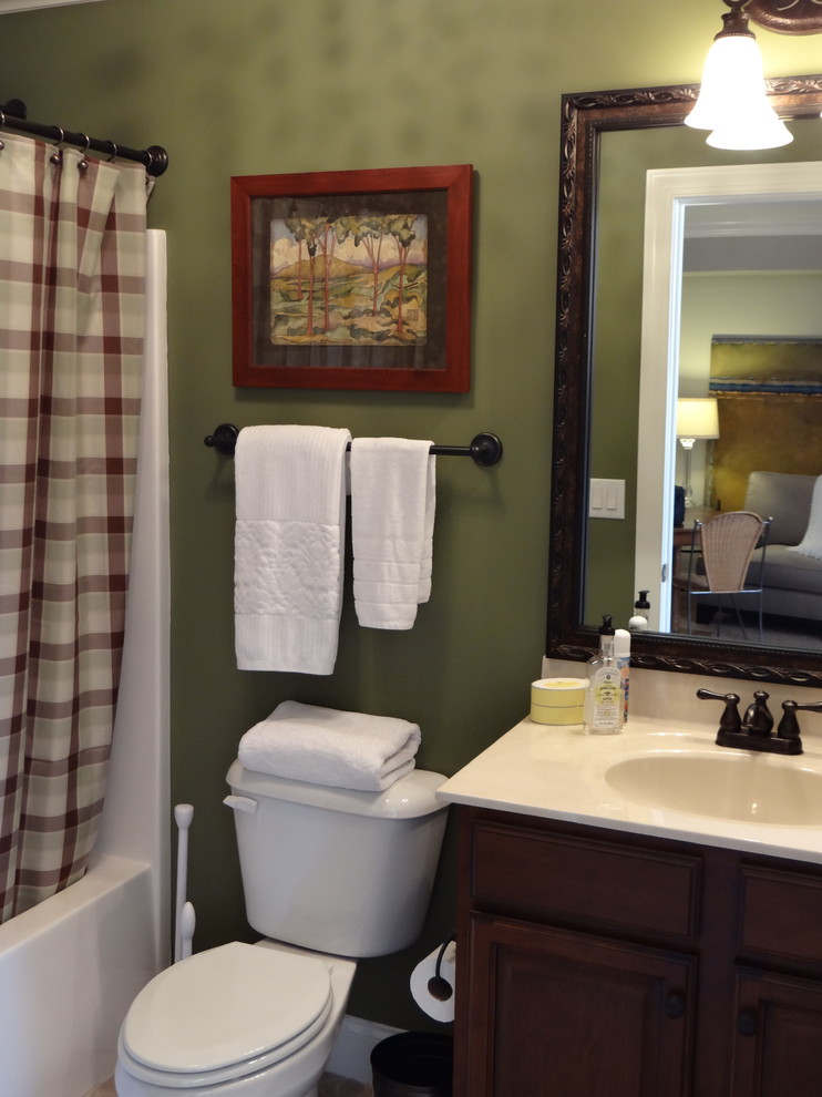 Cette photo montre une petite salle de bain chic en bois foncé avec un lavabo intégré, un placard avec porte à panneau surélevé, un plan de toilette en surface solide, une baignoire en alcôve, un combiné douche/baignoire, WC séparés, un mur vert, un sol en bois brun, un carrelage beige, un carrelage métro, un sol beige et une cabine de douche avec un rideau.