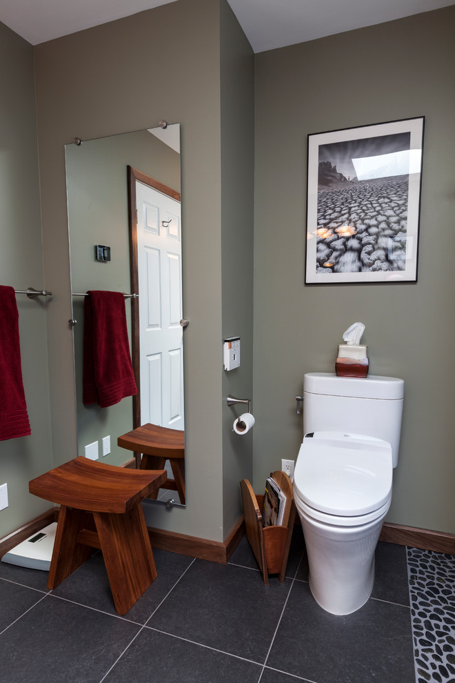 Inspiration för ett mellanstort funkis en-suite badrum, med ett avlångt handfat, släta luckor, skåp i mellenmörkt trä, bänkskiva i betong, en kantlös dusch, en toalettstol med separat cisternkåpa, svart kakel, porslinskakel, grå väggar och klinkergolv i porslin