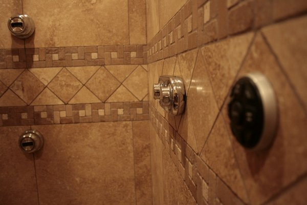 ボストンにあるお手頃価格の中くらいなトラディショナルスタイルのおしゃれなマスターバスルーム (オープン型シャワー) の写真