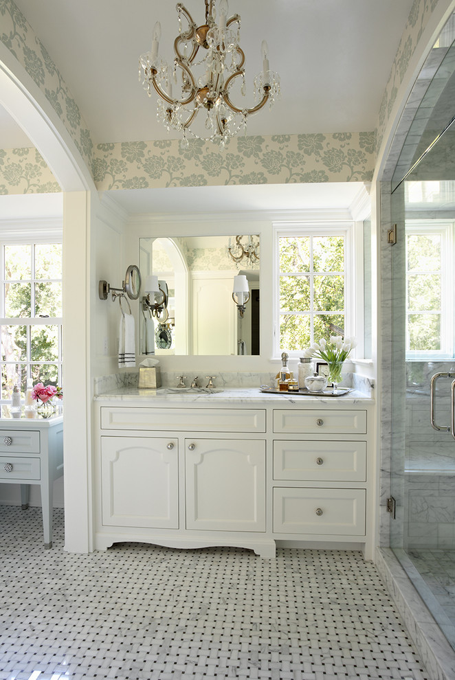 Foto de cuarto de baño principal clásico grande con baldosas y/o azulejos en mosaico, armarios estilo shaker, puertas de armario blancas, paredes blancas, suelo de mármol, lavabo bajoencimera y encimera de mármol
