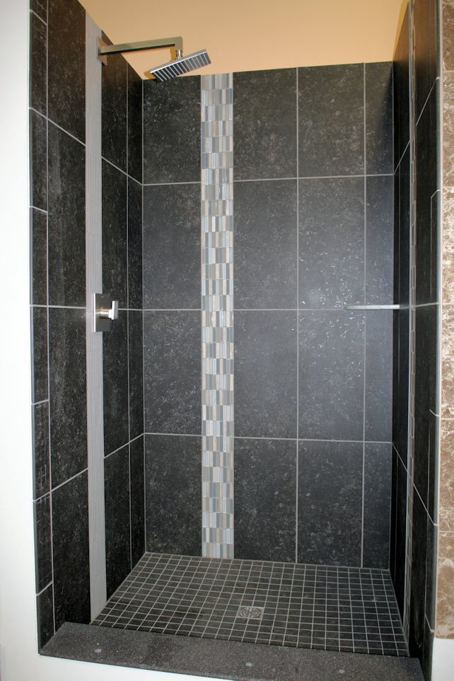 Aménagement d'une salle de bain contemporaine avec une douche ouverte, un carrelage noir et des carreaux de porcelaine.