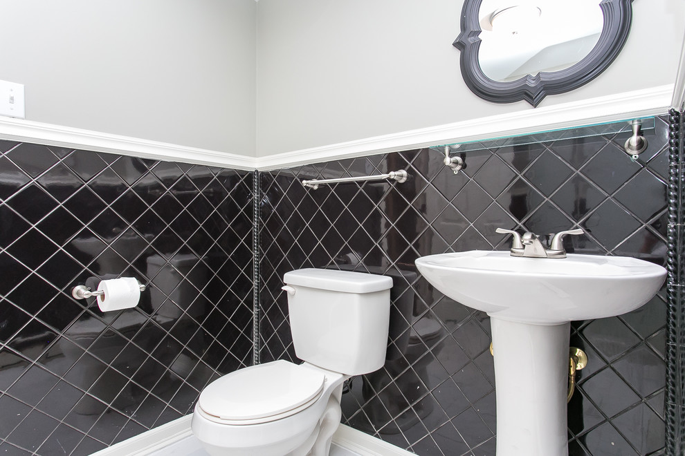 Imagen de cuarto de baño tradicional de tamaño medio con sanitario de dos piezas, paredes grises y lavabo con pedestal