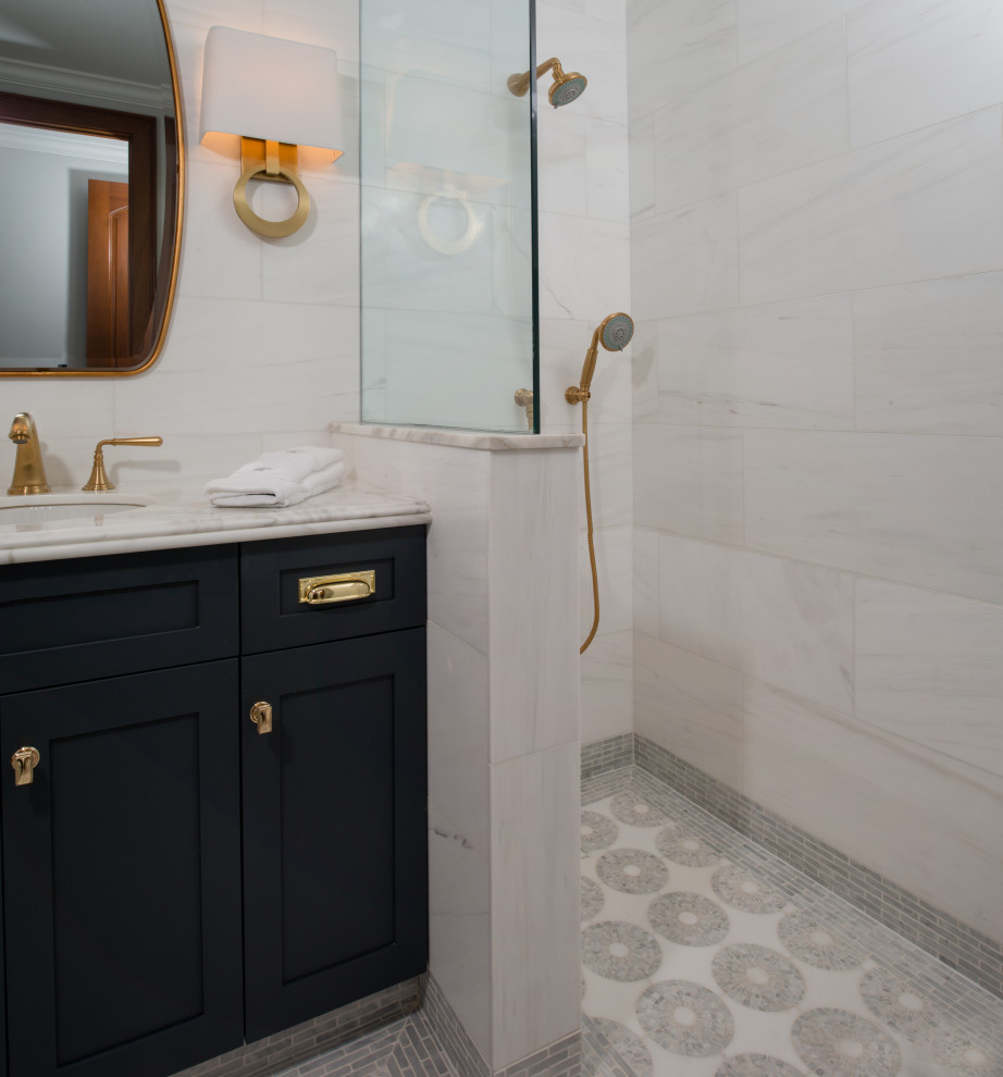Источник вдохновения для домашнего уюта: большая главная ванная комната в стиле неоклассика (современная классика) с фасадами в стиле шейкер, синими фасадами, открытым душем, белой плиткой, керамической плиткой, белыми стенами, полом из мозаичной плитки, врезной раковиной, мраморной столешницей, белым полом, открытым душем и желтой столешницей