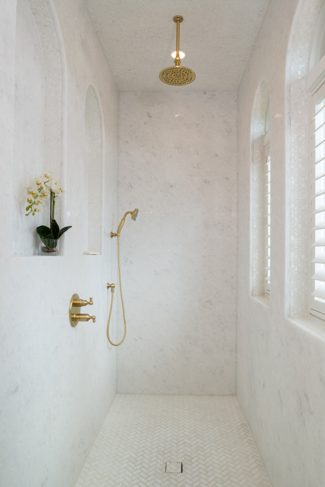 Ejemplo de cuarto de baño principal mediterráneo grande con ducha abierta, baldosas y/o azulejos blancos, suelo con mosaicos de baldosas y suelo blanco