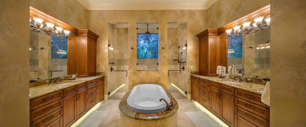Inspiration för ett medelhavsstil badrum, med ett fristående badkar