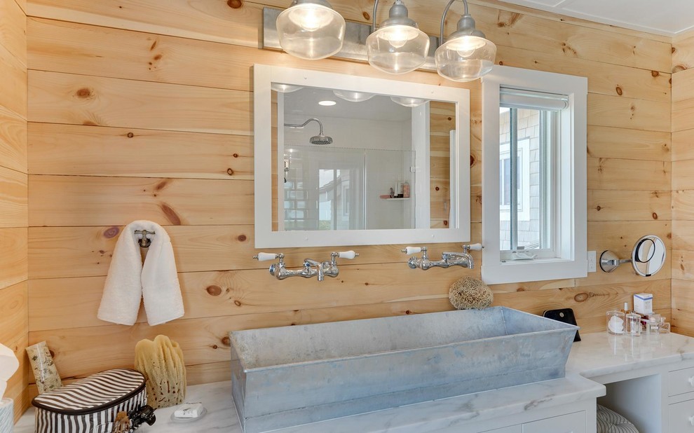 Идея дизайна: главная ванная комната в морском стиле с раковиной с несколькими смесителями и мраморной столешницей