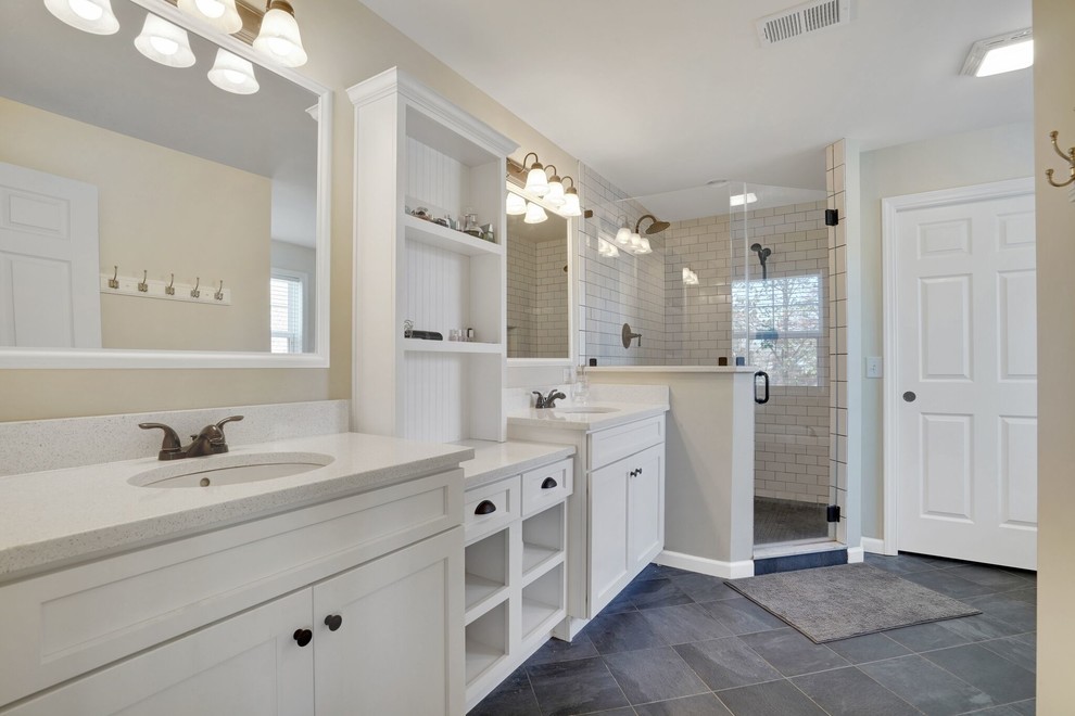 Idées déco pour une grande salle de bain craftsman avec un placard avec porte à panneau encastré, des portes de placard blanches, une douche double, un sol en ardoise, un lavabo posé, un sol gris et une cabine de douche à porte battante.