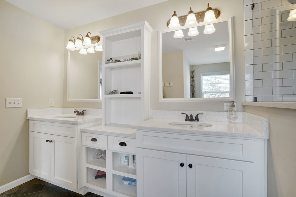 Cette photo montre une salle de bain craftsman avec un placard avec porte à panneau encastré.