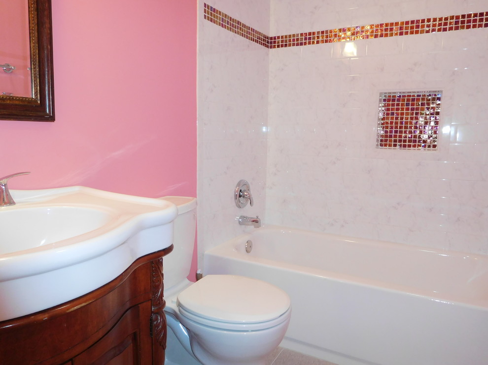 Пример оригинального дизайна: ванная комната среднего размера в стиле фьюжн с фасадами островного типа, фасадами цвета дерева среднего тона, ванной в нише, душем над ванной, раздельным унитазом, розовыми стенами, полом из керамической плитки, душевой кабиной и монолитной раковиной
