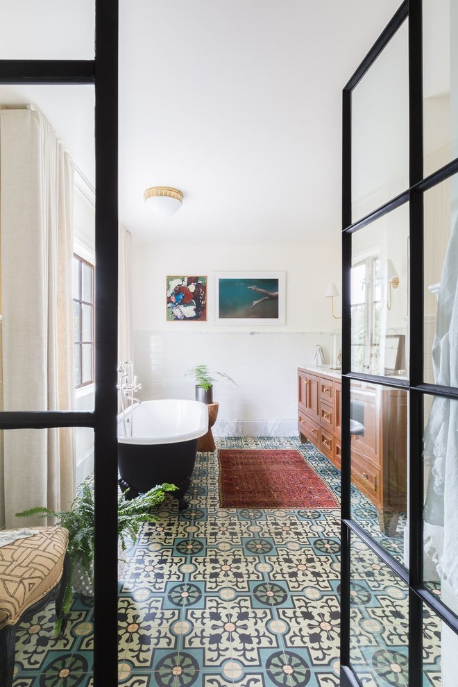 На фото: главная ванная комната в стиле неоклассика (современная классика) с фасадами в стиле шейкер, фасадами цвета дерева среднего тона, отдельно стоящей ванной, бежевыми стенами и бирюзовым полом с