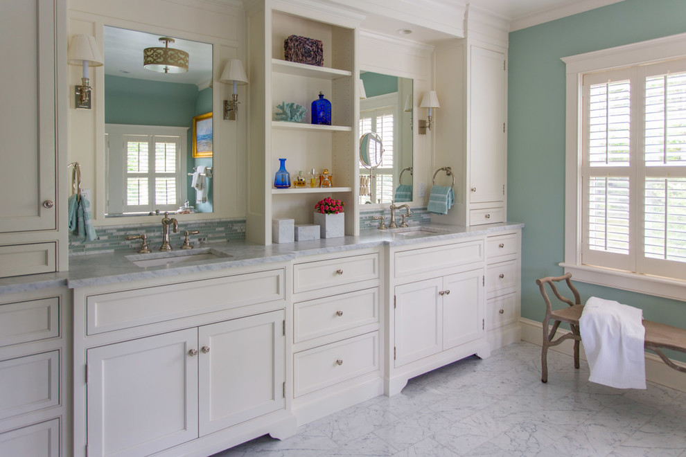 На фото: большая главная ванная комната в классическом стиле с фасадами с утопленной филенкой, белыми фасадами, синей плиткой, серой плиткой, белой плиткой, керамической плиткой, синими стенами, мраморным полом, врезной раковиной и столешницей из дерева с