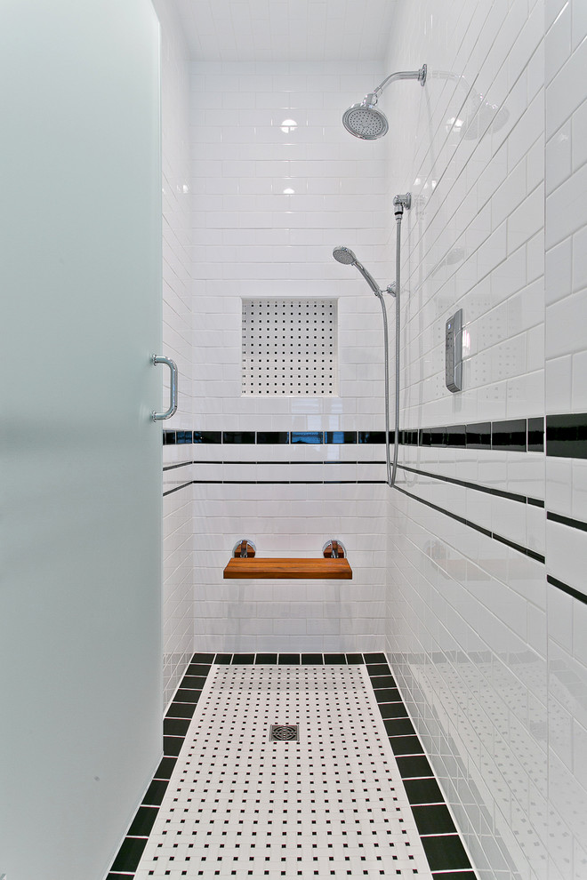 Immagine di una stanza da bagno padronale tradizionale di medie dimensioni con lavabo da incasso, WC a due pezzi, piastrelle bianche, piastrelle in gres porcellanato e pavimento in gres porcellanato