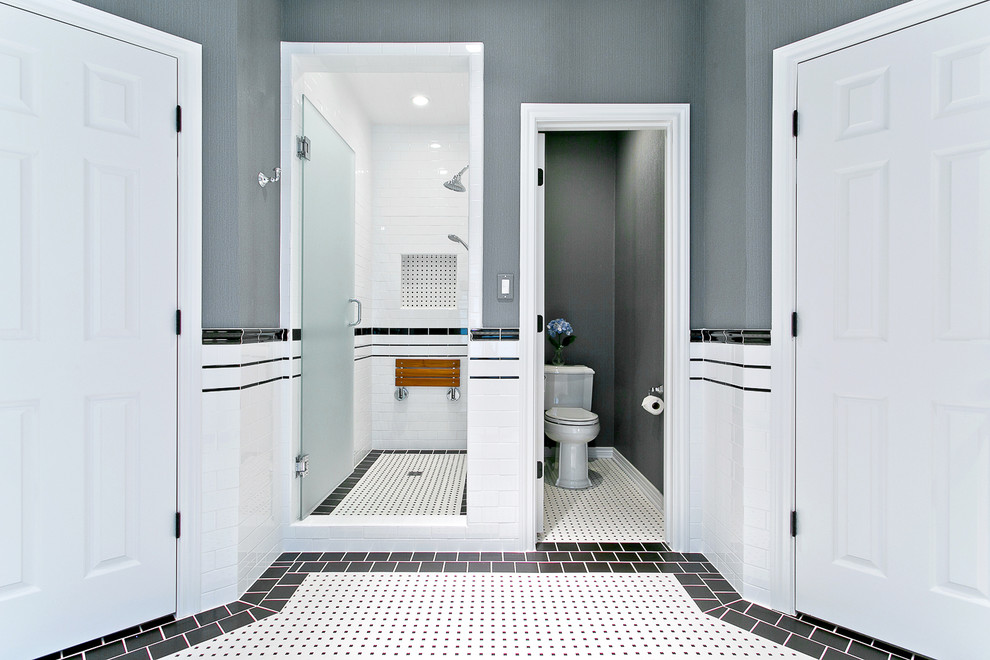 Exemple d'une salle de bain principale chic de taille moyenne avec un lavabo posé, WC séparés, un carrelage blanc, des carreaux de porcelaine et un sol en carrelage de porcelaine.