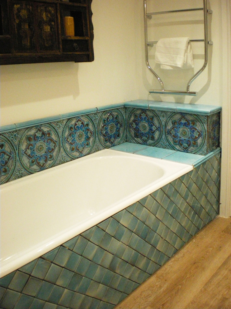 Réalisation d'une salle de bain minimaliste avec des carreaux de céramique, un plan de toilette en carrelage et un plan de toilette turquoise.