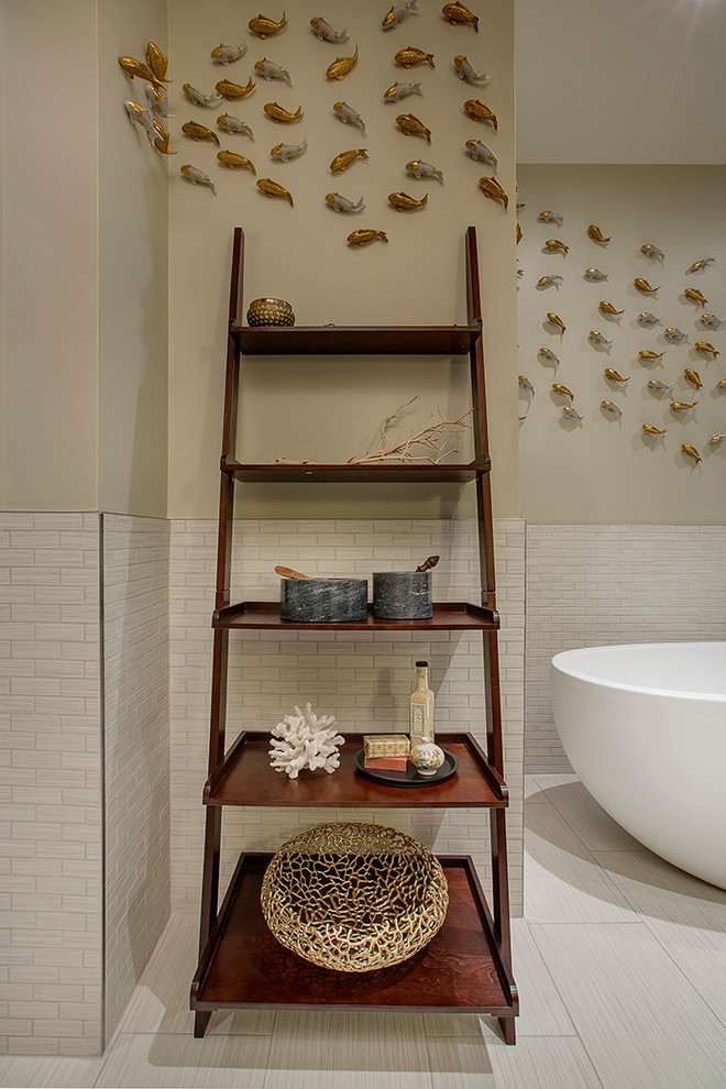 Ejemplo de cuarto de baño principal asiático grande con armarios abiertos, encimera de cuarzo compacto, bañera exenta, baldosas y/o azulejos blancos y suelo de baldosas de cerámica