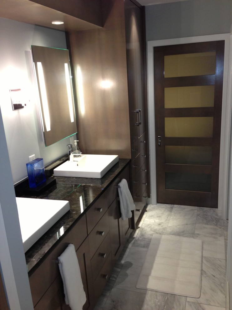 Foto di una stanza da bagno padronale contemporanea di medie dimensioni con ante in stile shaker, ante in legno bruno, pareti grigie, pavimento in marmo, lavabo a bacinella e pavimento grigio
