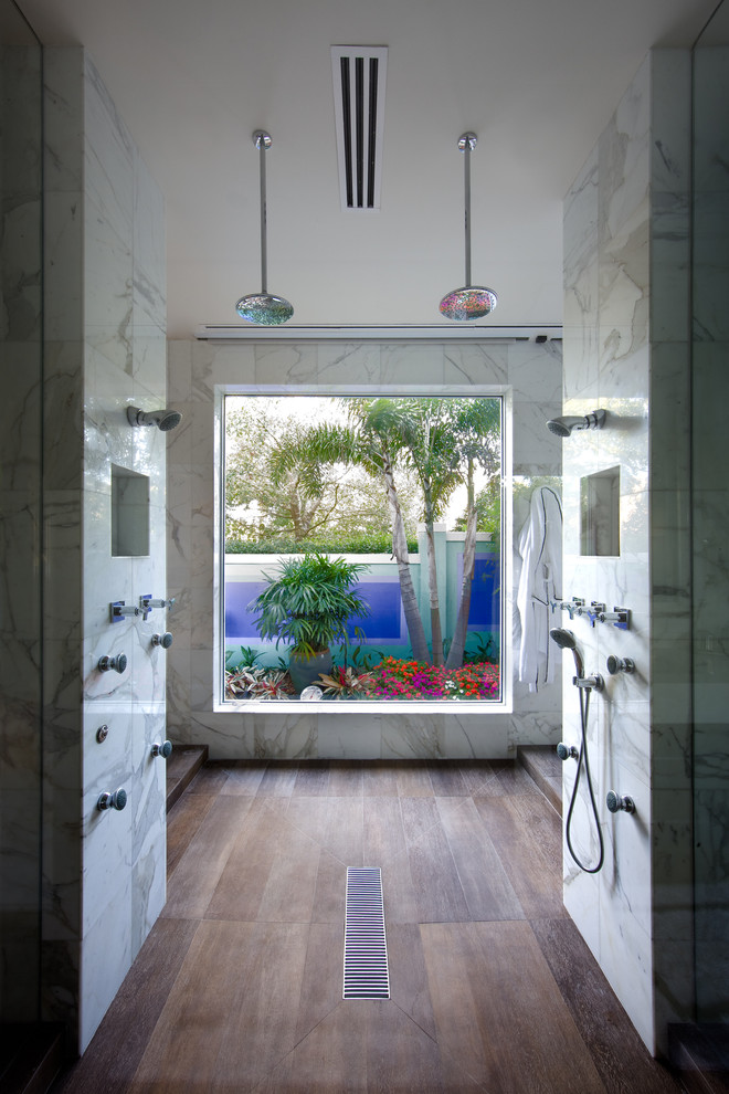 Inspiration pour une salle de bain design avec une douche ouverte, un mur blanc, un sol en bois brun et aucune cabine.